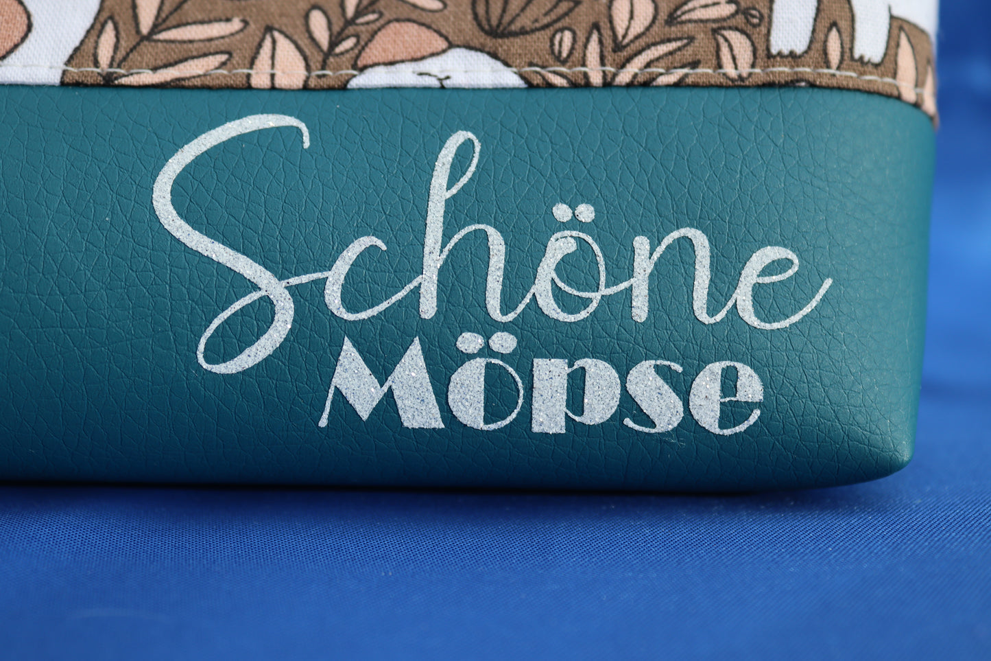 Schriftzug Schöne Möpse auf petrolfarbenem Kunstleder