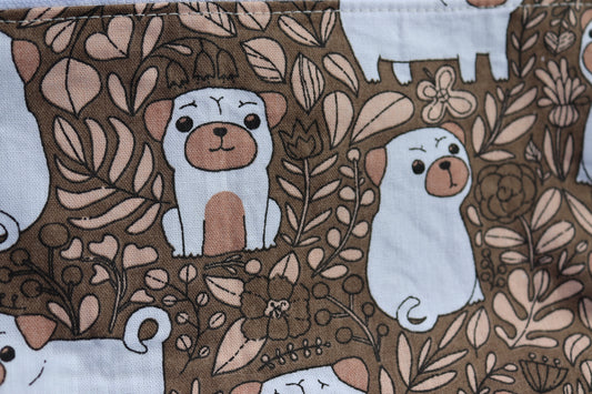 Detailaufnahme Mops-Stoff mit floralen Elementen in braun und beige