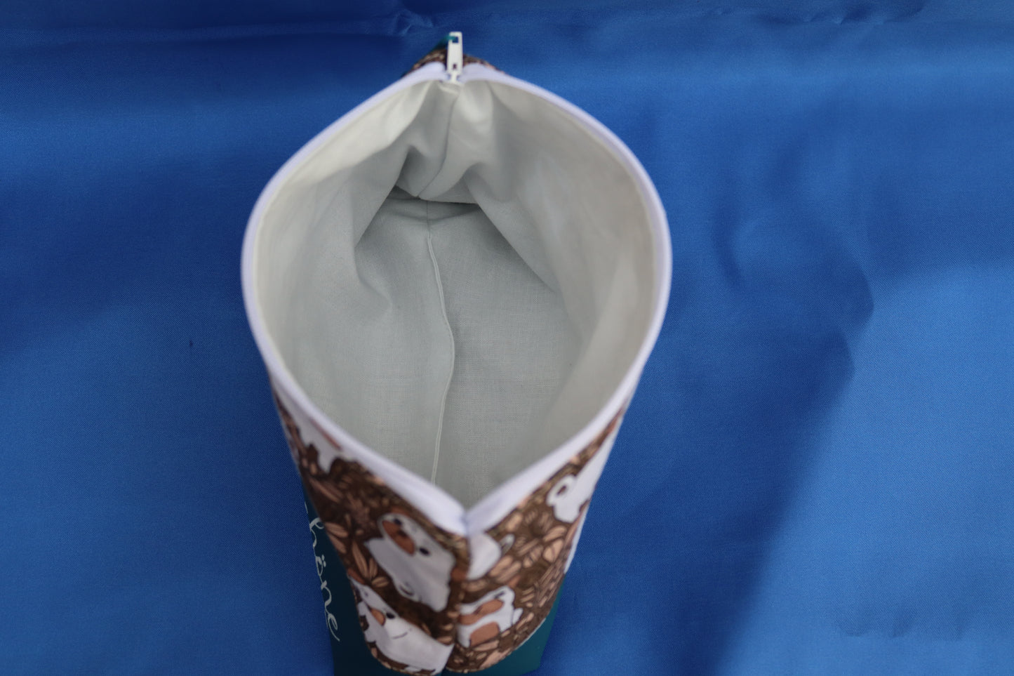 Innenansicht Kosmetiktasche Schöne Möpse. Das Innenfutter ist zart beige.