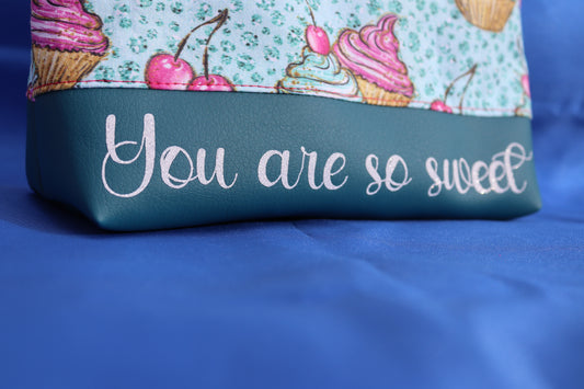 Detailaufnahme Kunstleder mit Spruch You are so sweet.