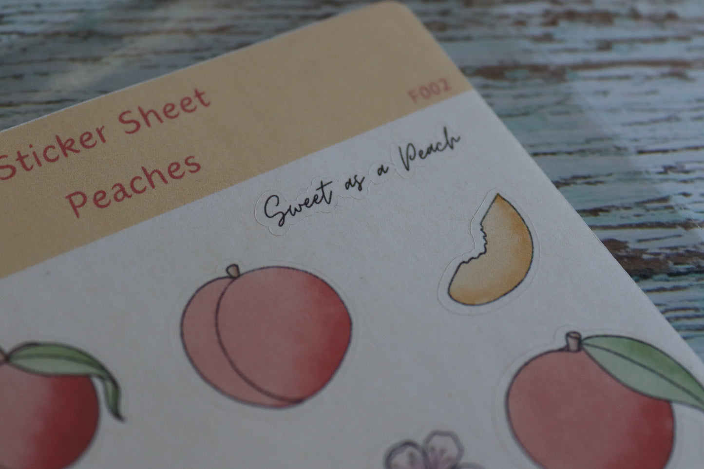 Detailaufnahme Spruch Sweet as a Peach und Pfirsich-Sticker