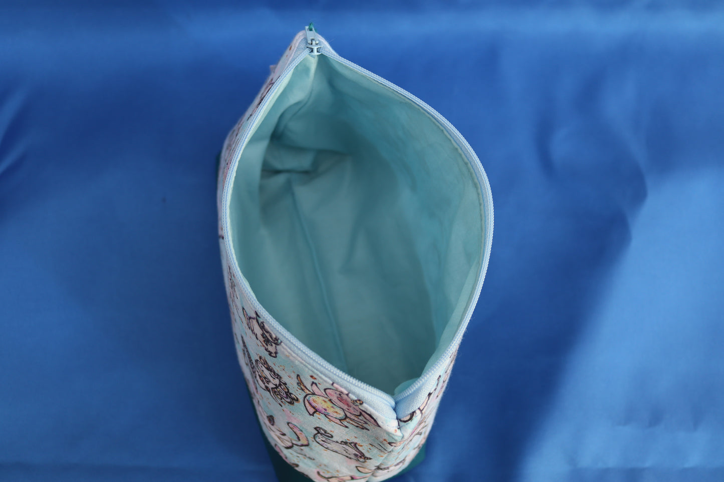 Innenansicht Kosmetiktasche. Das Innenutter ist hellblau.