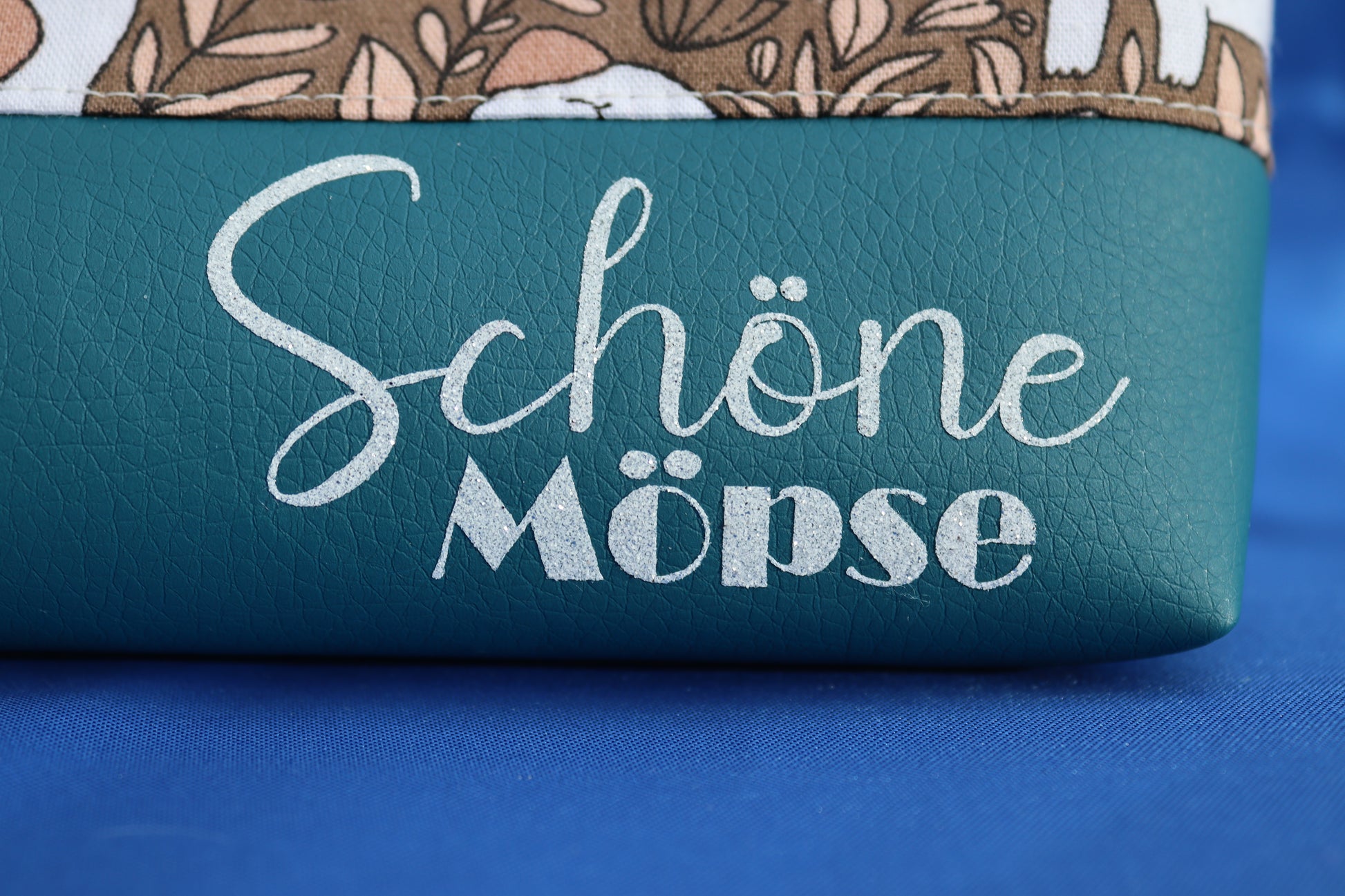 Schriftzug Schöne Möpse auf petrolfarbenem Kunstleder