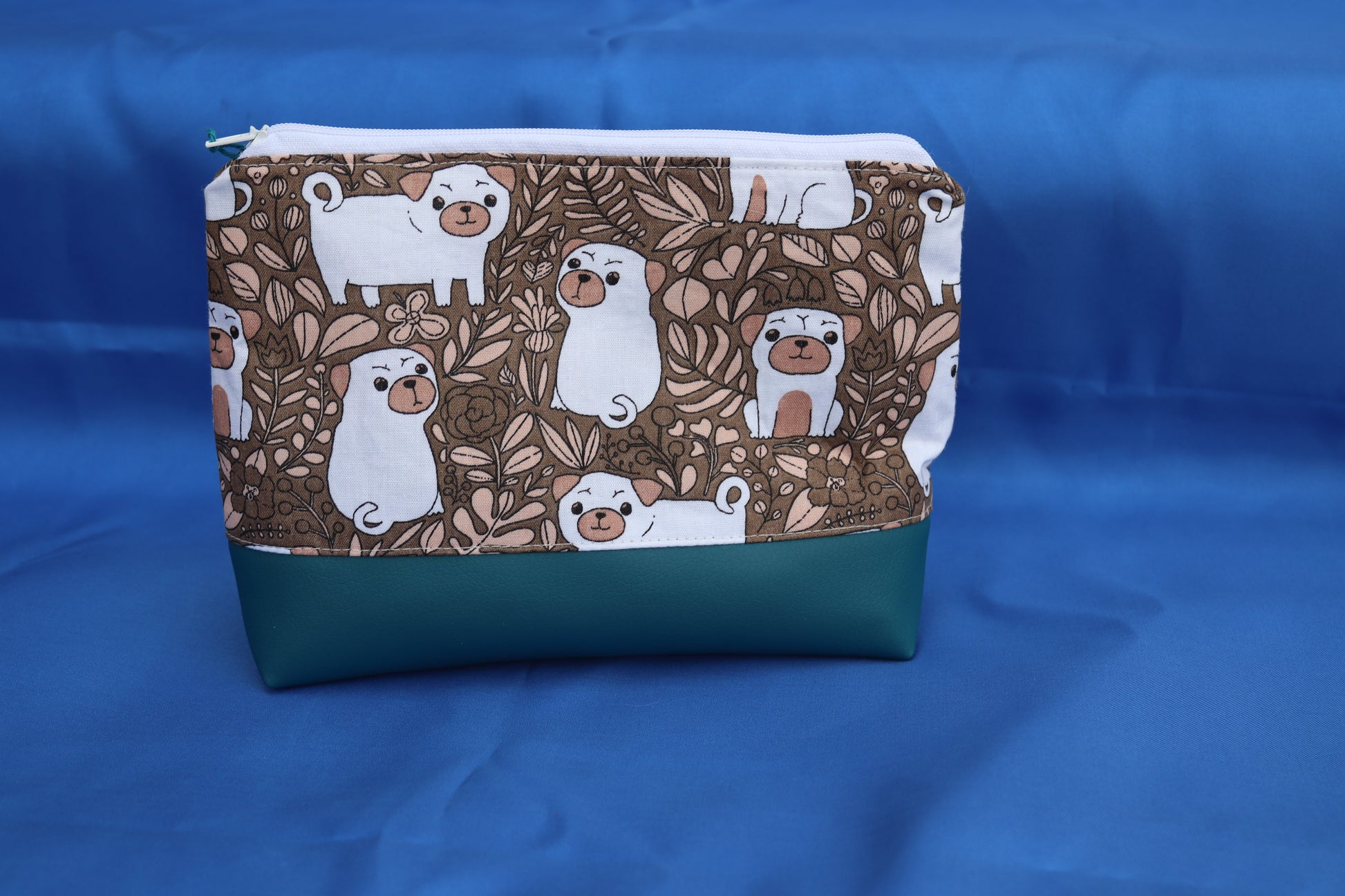 Rückseite Kosmetiktasche mit Mops-Motiven.