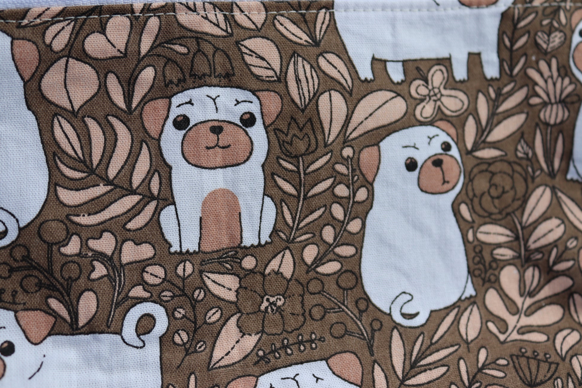 Detailaufnahme Mops-Stoff mit floralen Elementen in braun und beige
