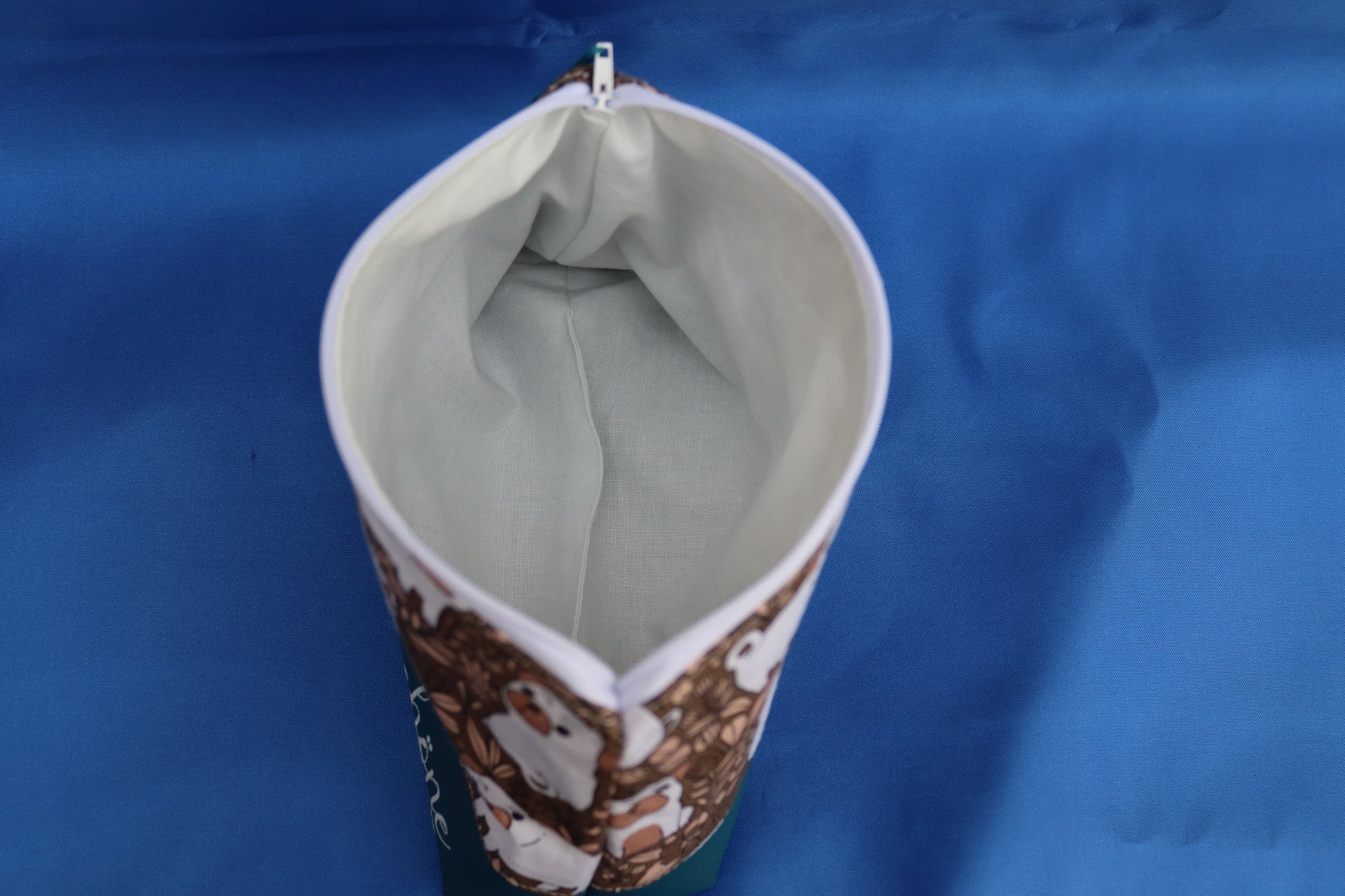 Innenansicht Kosmetiktasche Schöne Möpse. Das Innenfutter ist zart beige.