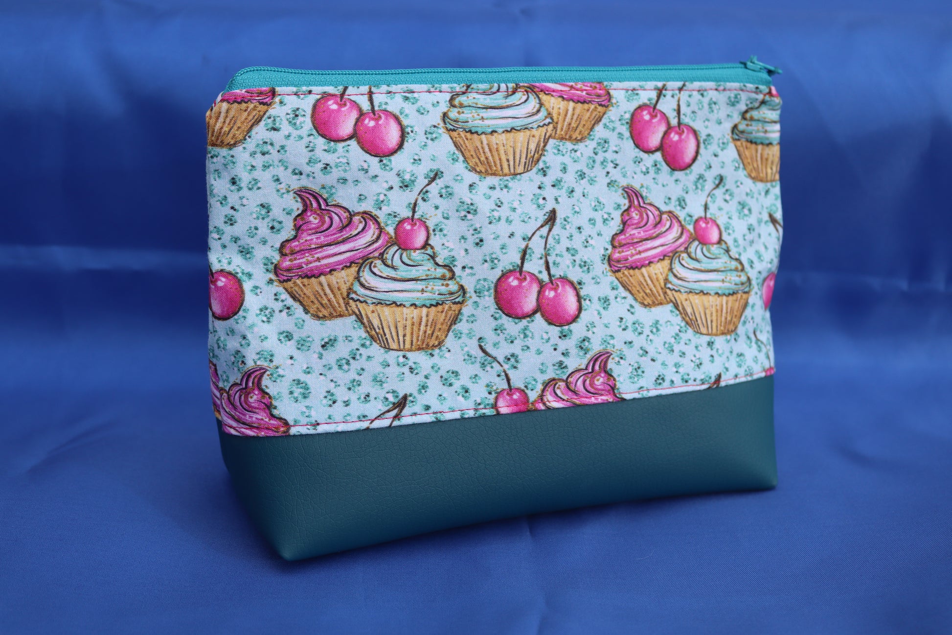 Rückseite Kosmetiktasche Cupcake mit Kirschen.