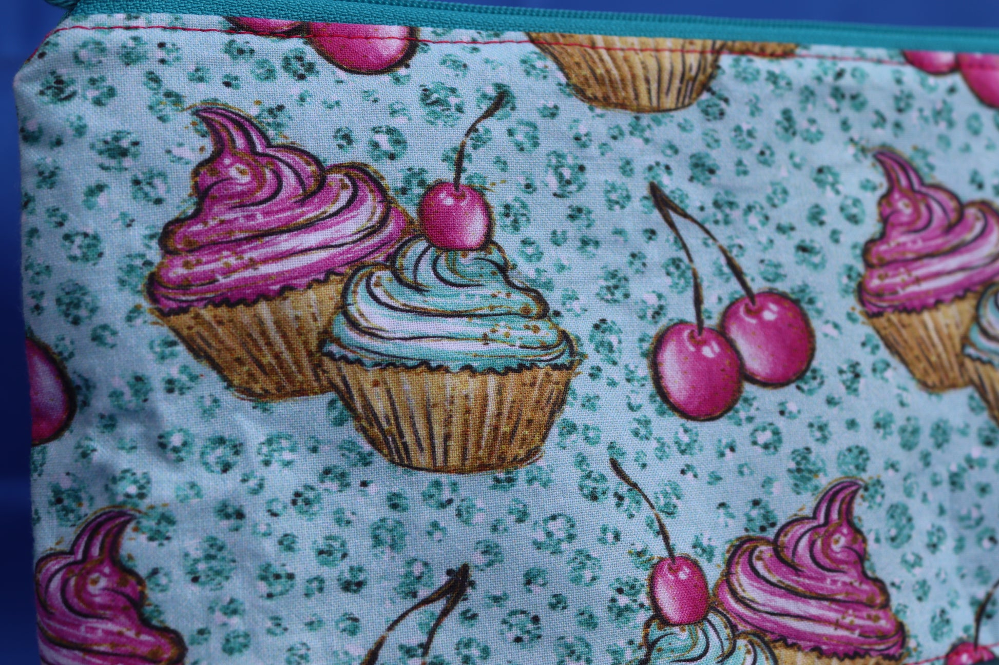 Detailaufnahme Stoff mit Cupcakes in mint und pink und Kirschen 