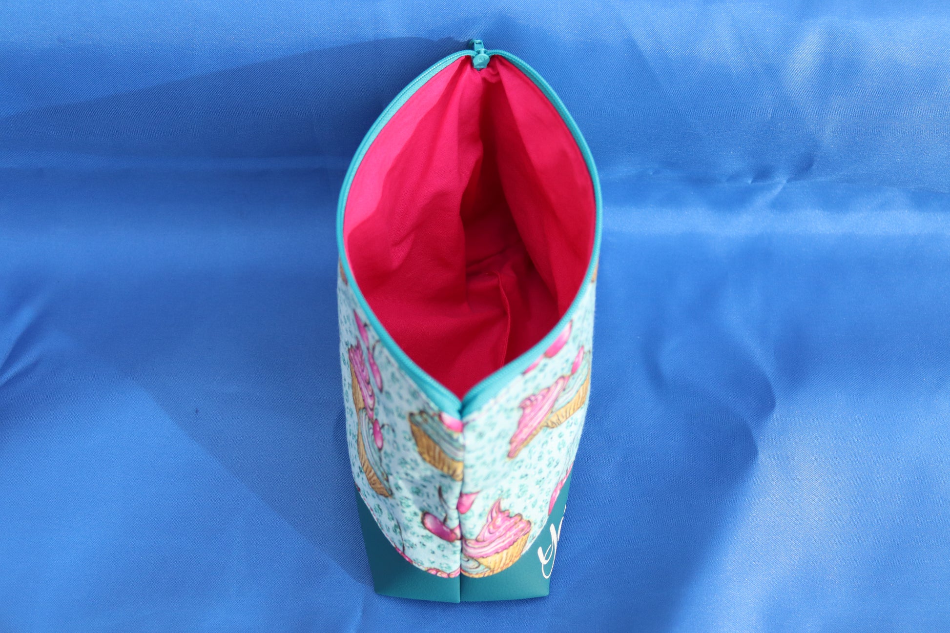 Detailaufnahme Kosmetiktasche offen mit pinkem Innenfutter