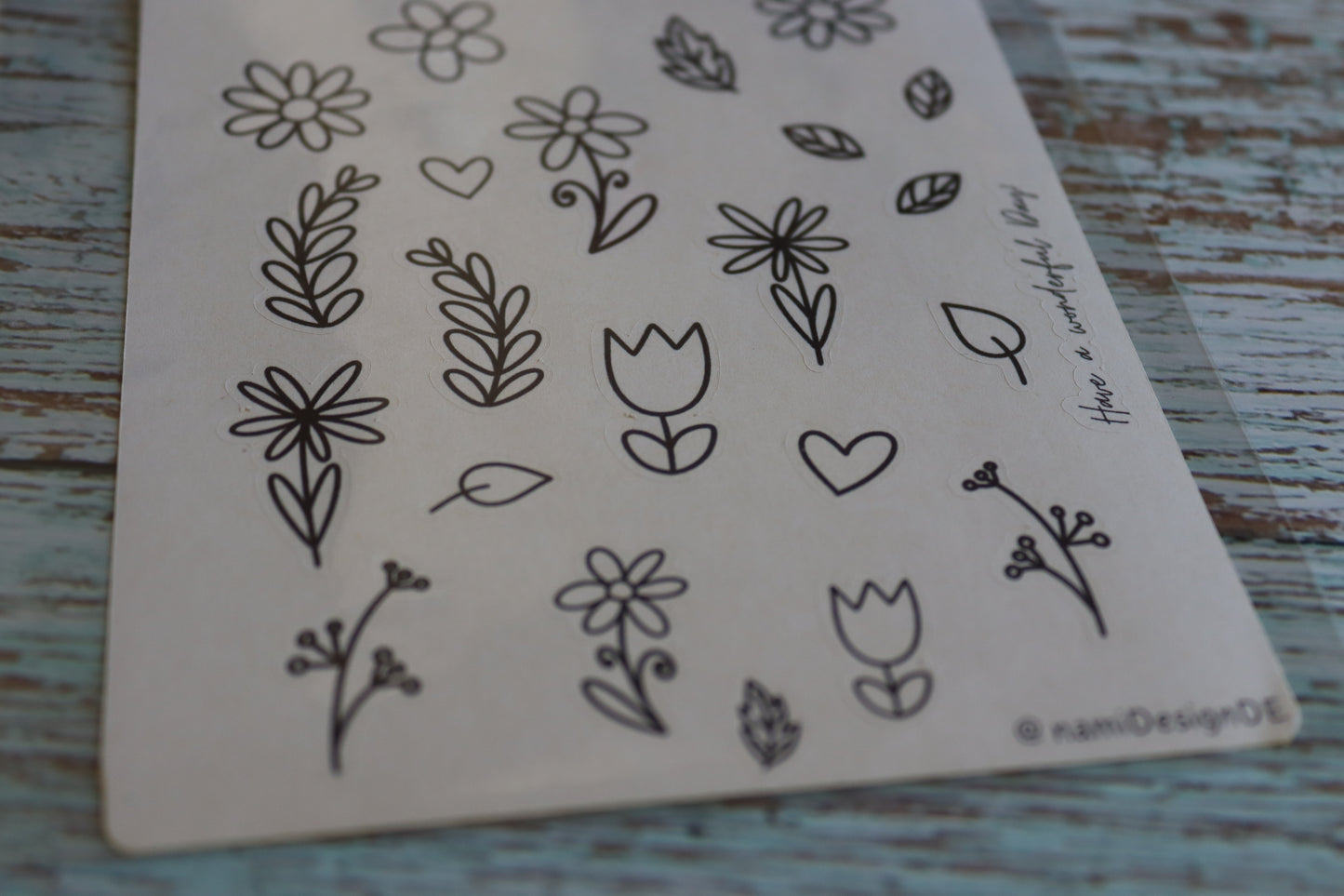 Detailaufnahme Stickerbogen. Verschiedene Blumen und Blätter mit einfacher Lineart.