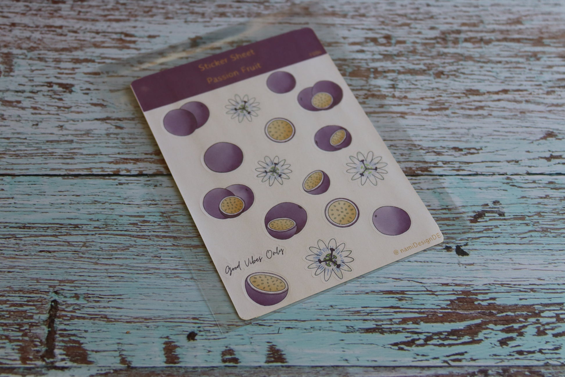 Stickerbogen im A6-Format mit handgemalten Maracuja-Illustrationen – bunte Früchte auf weißem Hintergrund.