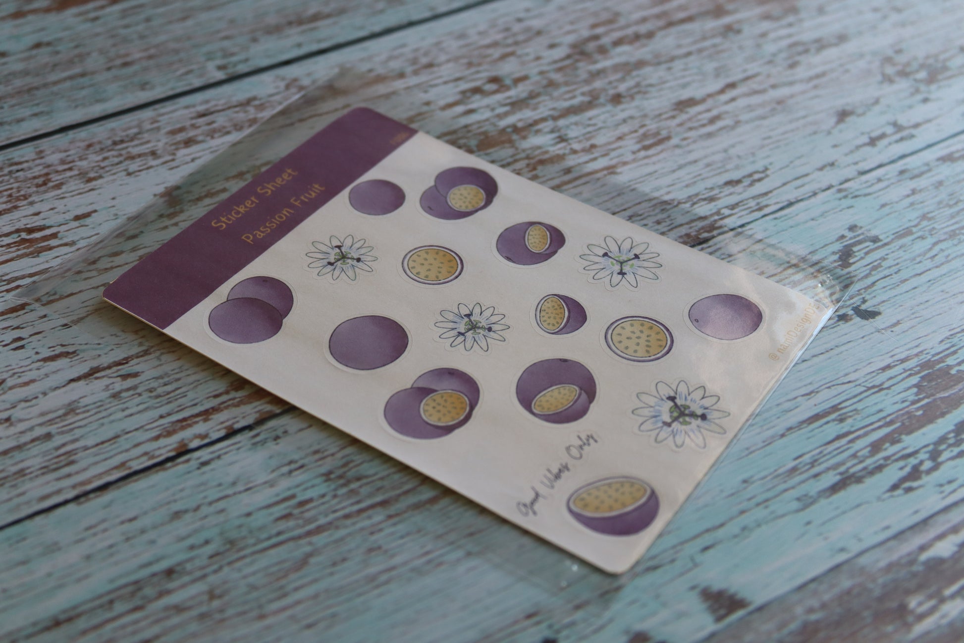 Stickerbogen im A6-Format mit handgemalten Maracuja-Illustrationen – bunte Früchte auf weißem Hintergrund.
