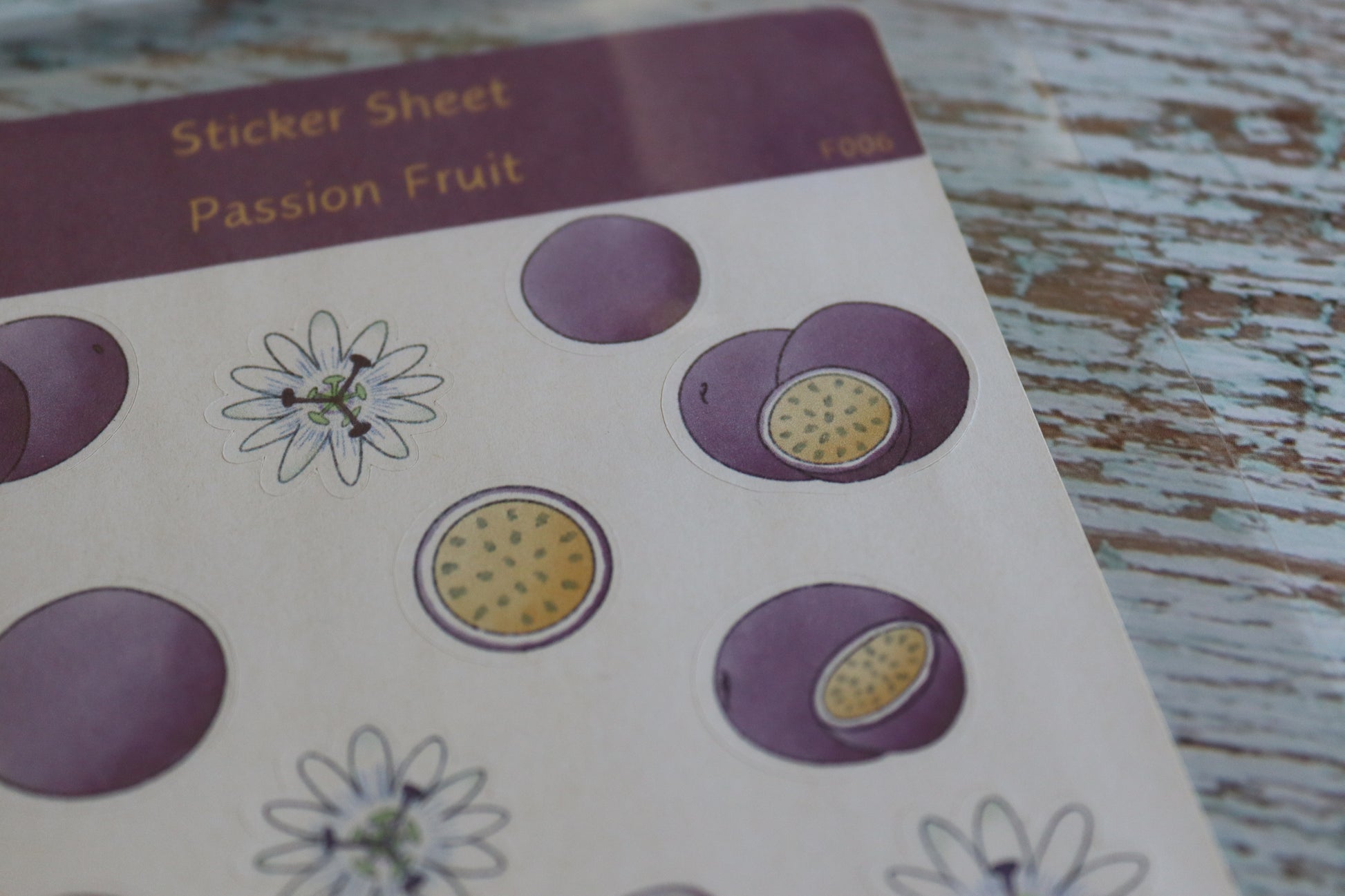 Detailaufnahme Stickerbogen im A6-Format mit handgemalten Maracuja-Illustrationen – bunte Früchte auf weißem Hintergrund.