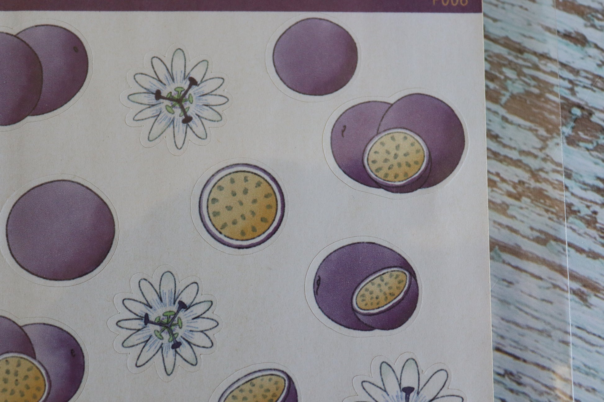 Detailaufnahme Stickerbogen im A6-Format mit handgemalten Maracuja-Illustrationen – bunte Früchte auf weißem Hintergrund.