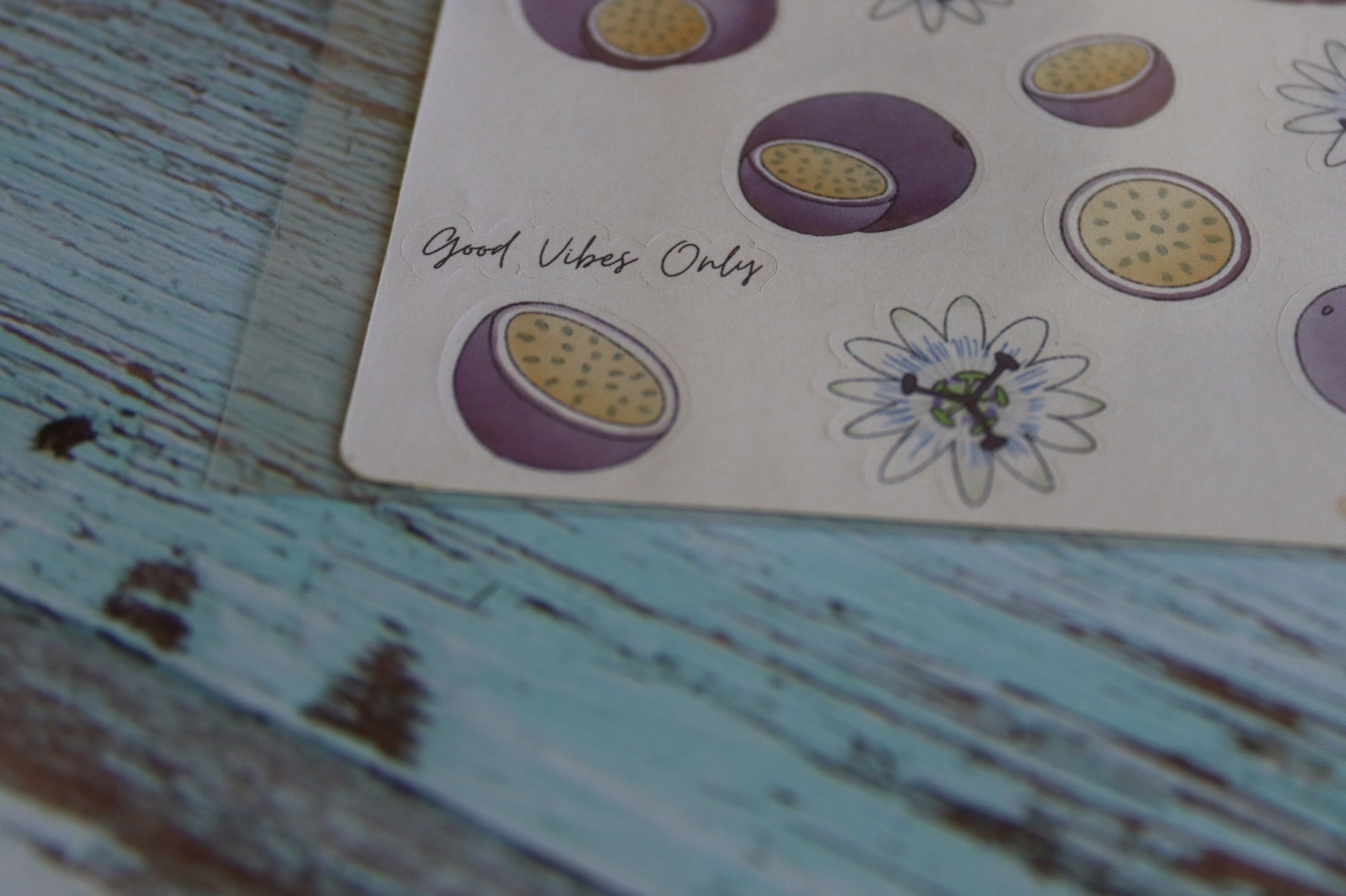 Detailaufnahme Stickerbogen Passionsfrucht Spruch Good Vibes Only 