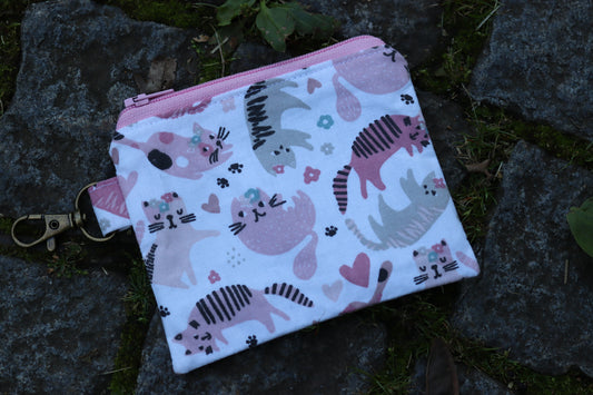Handgenähtes Täschchen (12,5 × 10 cm) mit rosa Katzenmotiven, antikfarbenem Karabiner und rosa Reißverschluss – ideal für Kleinigkeiten unterwegs.