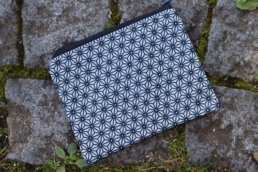 Handgenähtes Täschchen mit traditionellem japanischen Asanoha-Muster in Weiß und schwarzem Reißverschluss – ideal für Karten, Kleingeld oder kleine Utensilien.