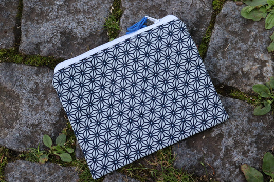 Handgenähtes Täschchen mit traditionellem japanischen Asanoha-Muster in Weiß und weißem Reißverschluss – ideal für Karten, Kleingeld oder kleine Utensilien.