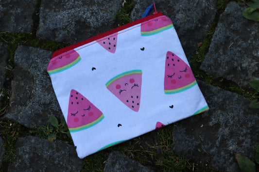 Süßes Täschchen im Wassermelonen-Look – mit fruchtigem Design, grüner Schale, roten Innenflächen und kleinen schwarzen Kernen und niedlichen Geischter die lächeln. Perfekt für den Sommer