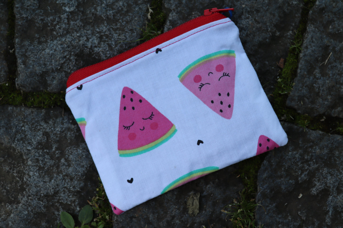 Süßes Täschchen im Wassermelonen-Look – mit fruchtigem Design, grüner Schale, roten Innenflächen und kleinen schwarzen Kernen und niedlichen Geischter die lächeln. Perfekt für den Sommer