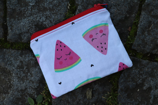 Süßes Täschchen im Wassermelonen-Look – mit fruchtigem Design, grüner Schale, roten Innenflächen und kleinen schwarzen Kernen und niedlichen Geischter die lächeln. Perfekt für den Sommer